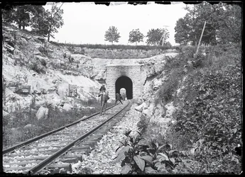 Photographes sur les rails au tunnel des Meramec Highlands